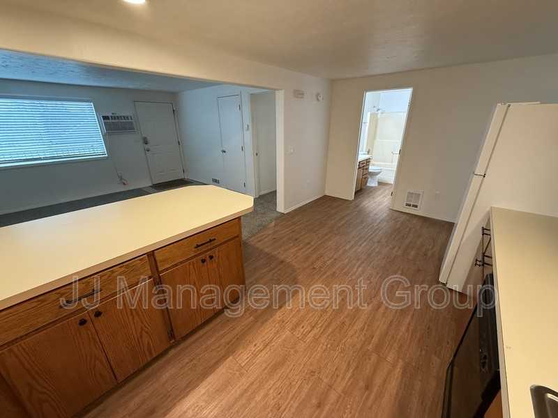 1227 2nd St - Photo 3 of 10