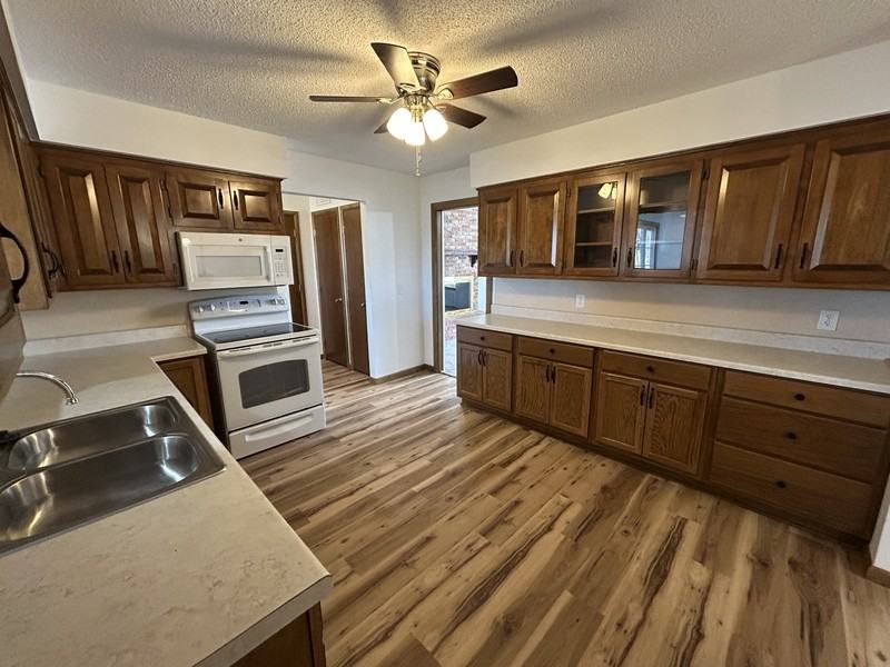 902 S 17th St - Photo 7 of 17