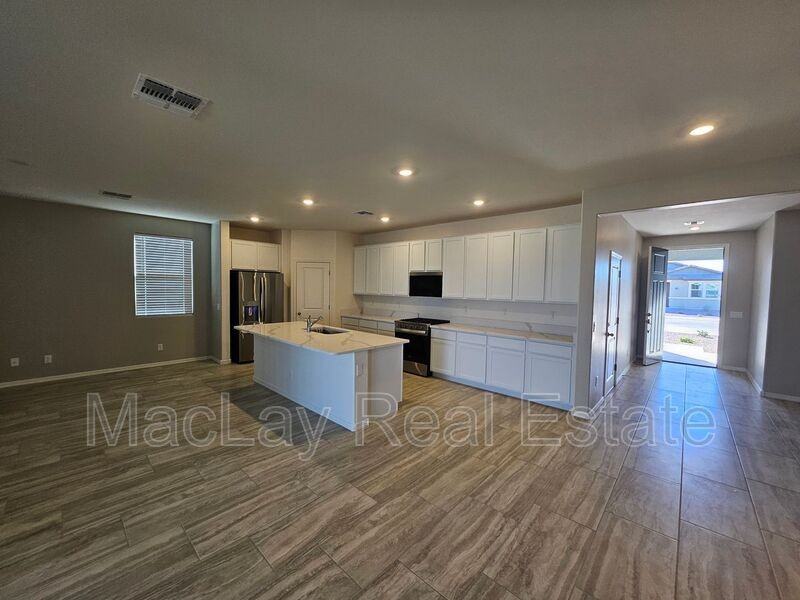 3010 E Augusta Ave - Photo 3 of 36