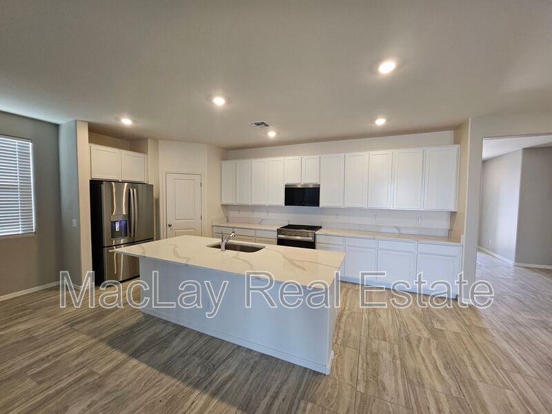 3010 E Augusta Ave - Photo 4 of 36