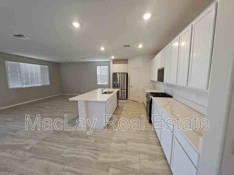 3010 E Augusta Ave - Photo 5 of 36