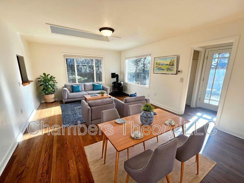 1252 Nw Milwaukee Ave - Photo 4 of 32