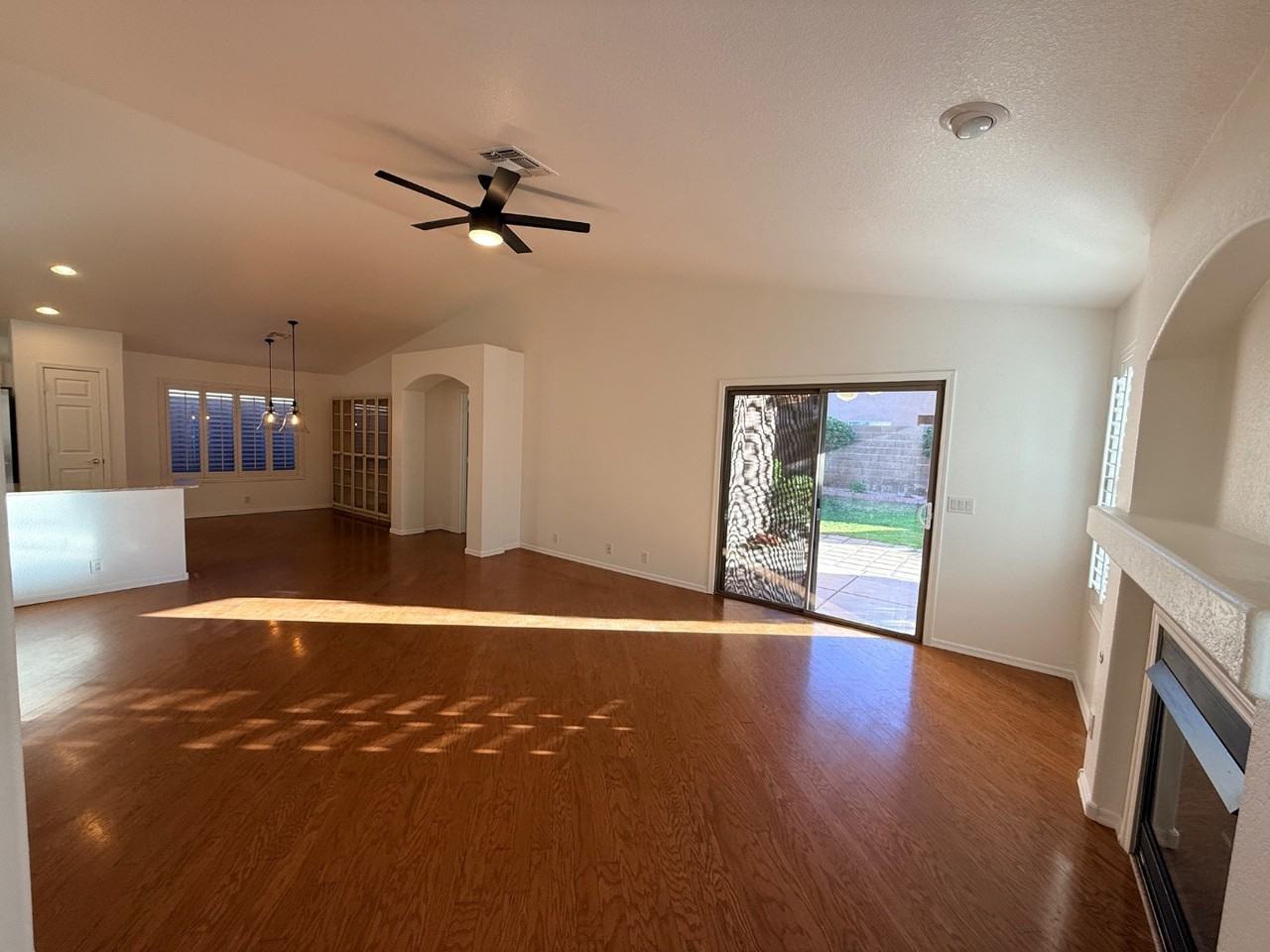 6061 E Rochelle St - Photo 3 of 11