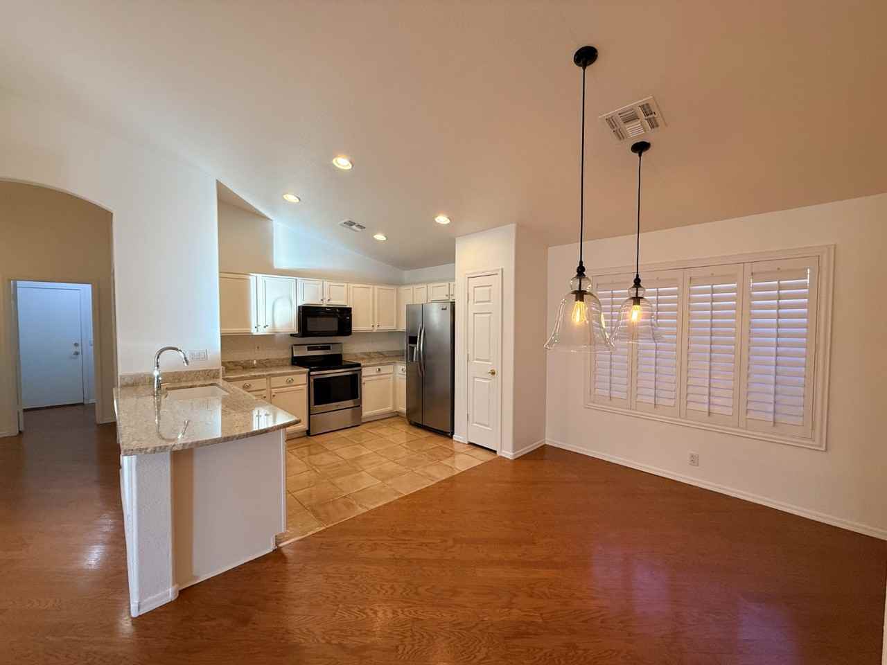 6061 E Rochelle St - Photo 7 of 11