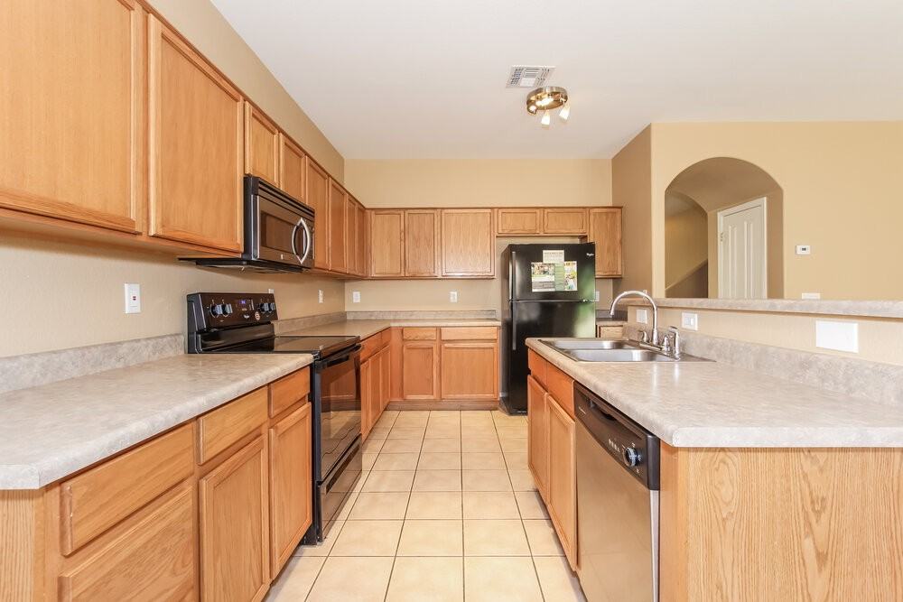 16142 W Banff Ln - Photo 4 of 16