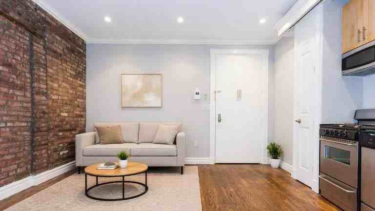E 1st St #1R - Photo 2 of 5