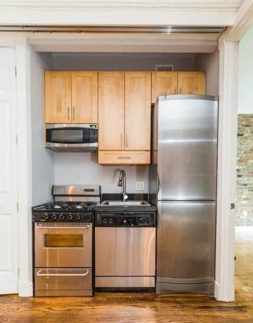 E 1st St #1R - Photo 4 of 5