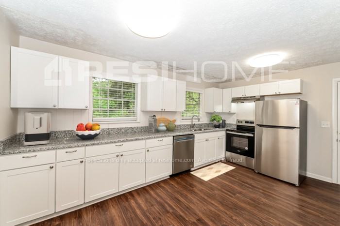 8521 Peachtree Ln - Photo 3 of 20