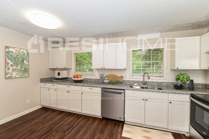 8521 Peachtree Ln - Photo 4 of 20