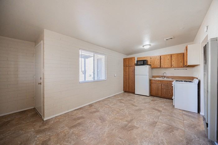 903 S Kenwood Cir #1 - Photo 6 of 15