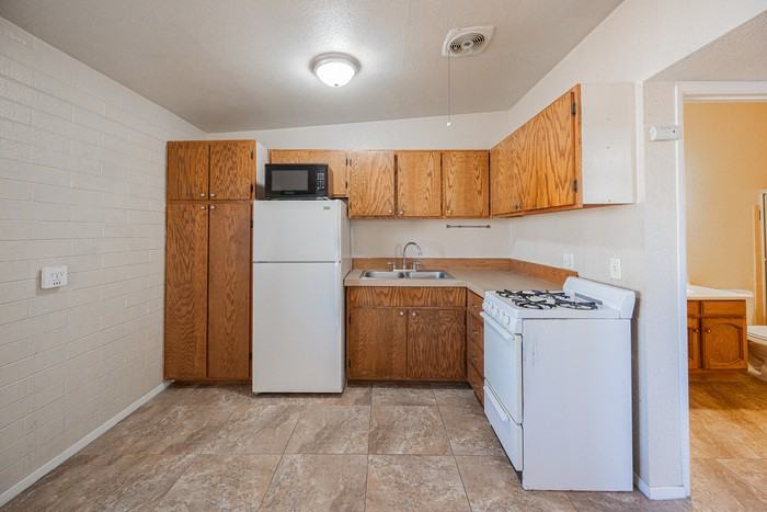 903 S Kenwood Cir #1 - Photo 7 of 15