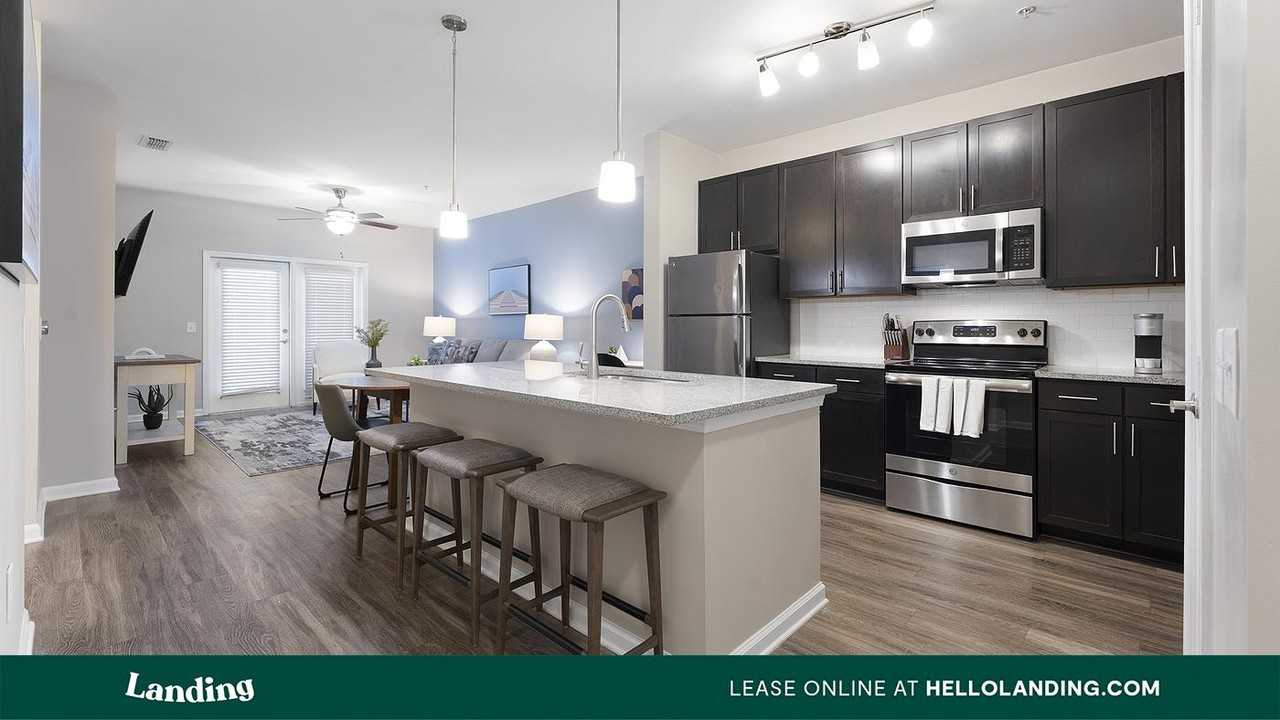 915 Brentmoor Dr - Photo 3 of 50