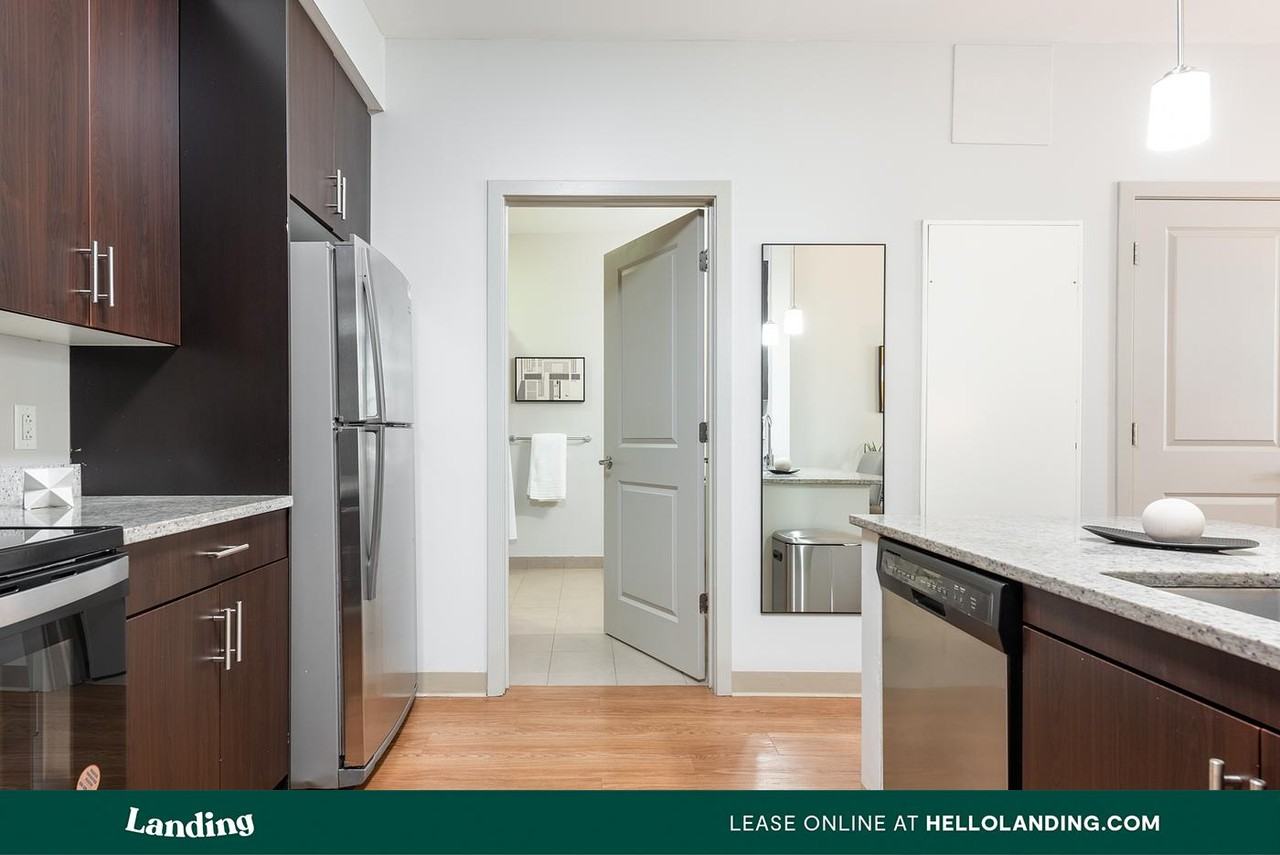 1111 Stratford Avenue - Photo 4 of 50