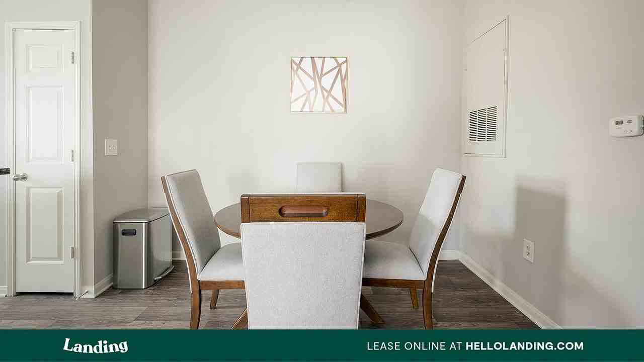 261 Veterans Pkwy - Photo 5 of 50