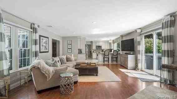 2803 N Wading River Rd - Photo 3 of 22