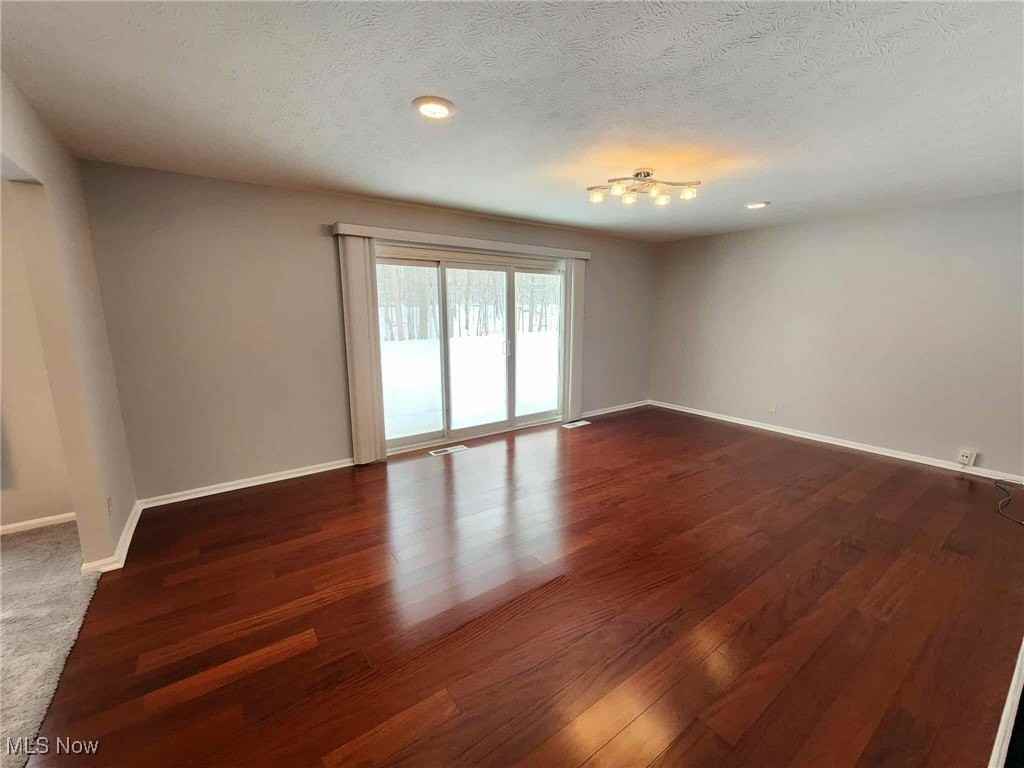 6960 Carriage Hill Dr - Photo 3 of 32