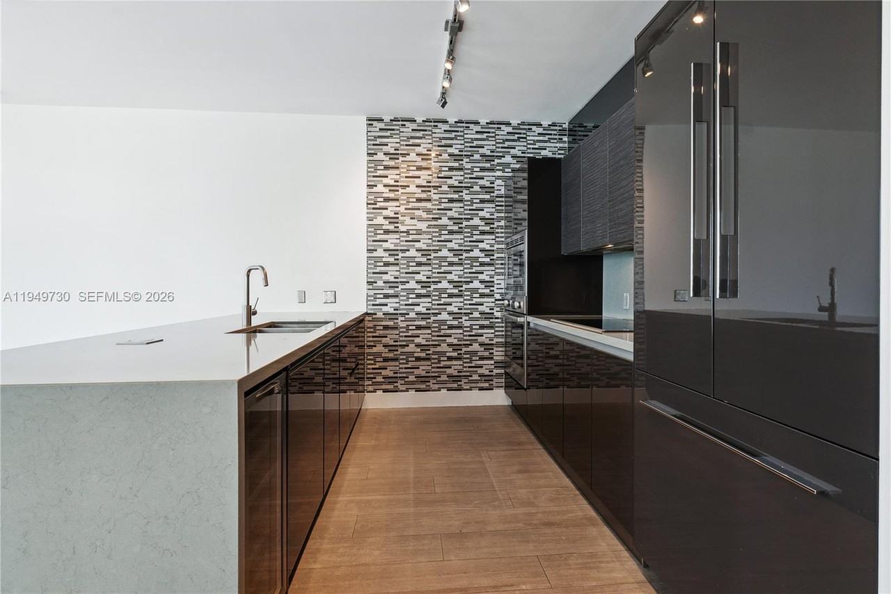 Brickell Plaza & SE 9th St - Photo 6 of 25