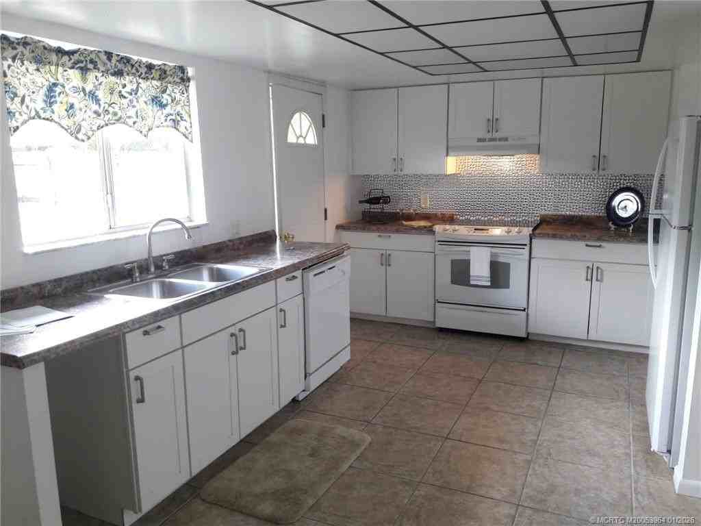 350 Ne Granduer Ave - Photo 3 of 5