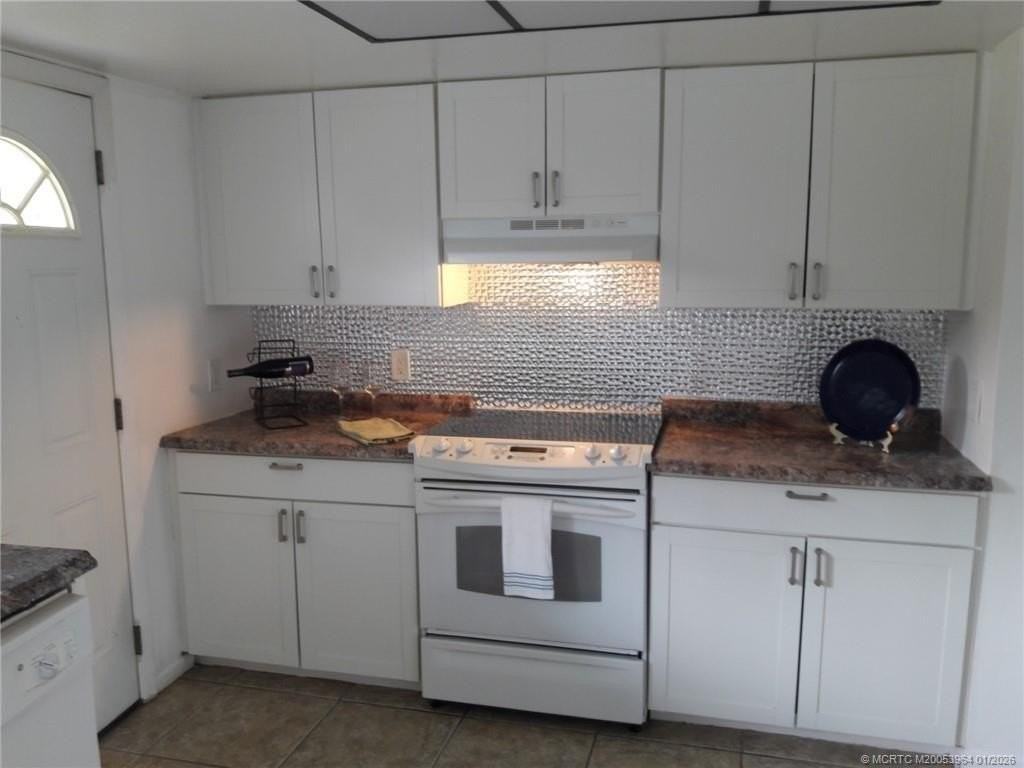 350 Ne Granduer Ave - Photo 5 of 5