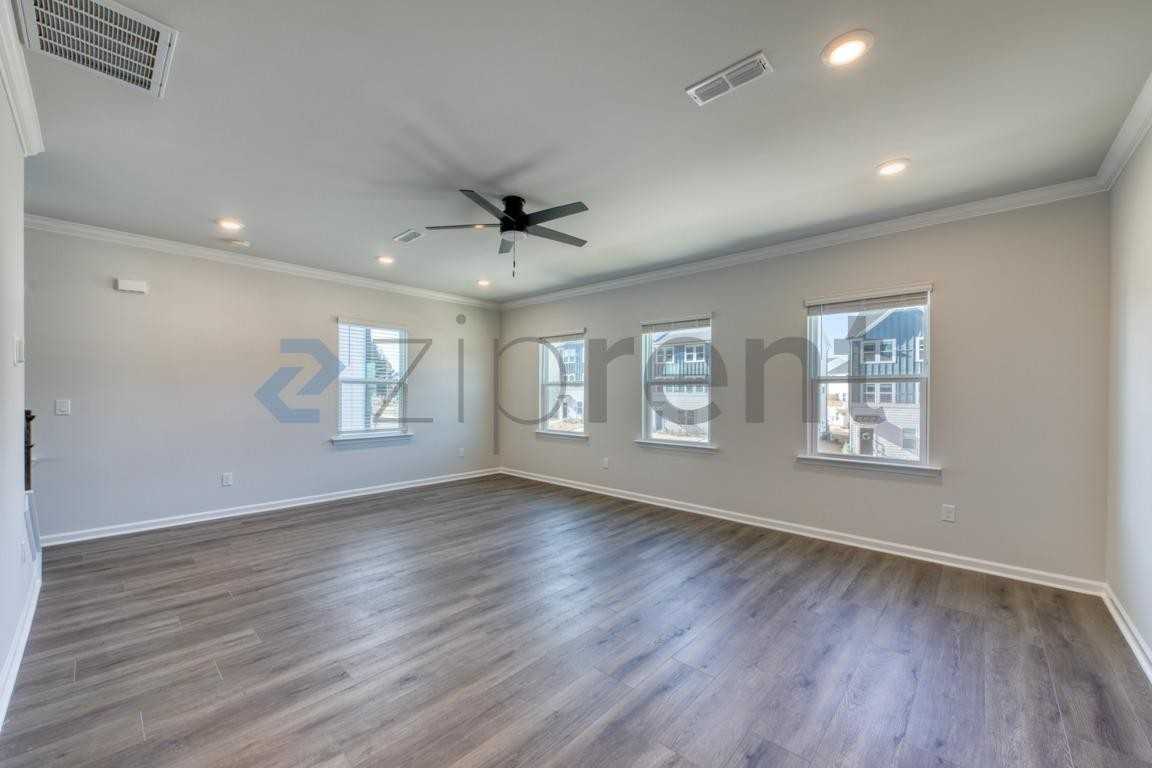 1467 Hasse Ave - Photo 4 of 50