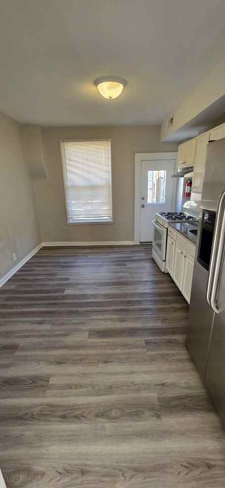 701 N Curley St - Photo 4 of 13