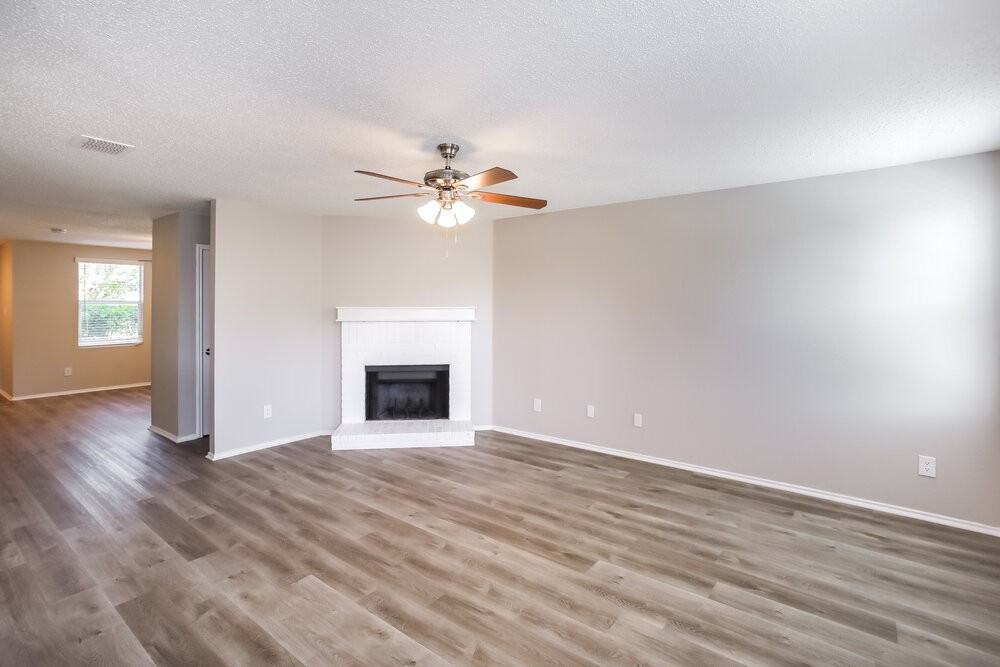 1824 Lariat Dr - Photo 4 of 17