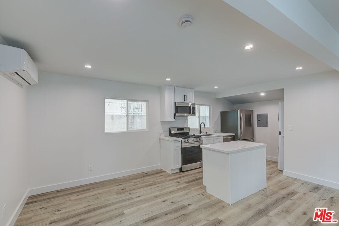 11918 Rochester Ave #11918 - Photo 6 of 19