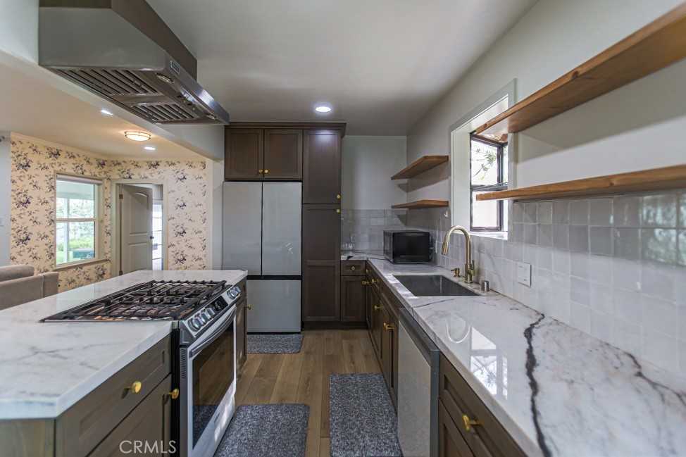 702 N Pine St #702 - Photo 3 of 18