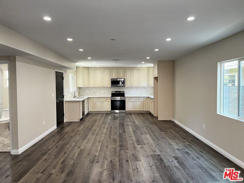 5062 Topanga Canyon Blvd #5062-2 - Photo 3 of 10