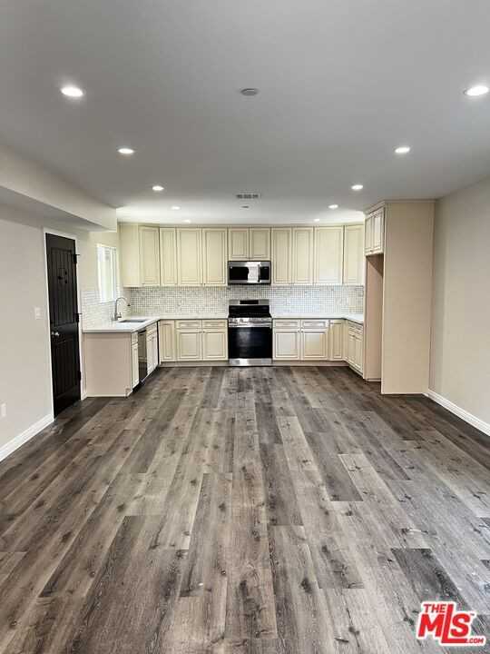 5062 Topanga Canyon Blvd #5062-2 - Photo 4 of 10