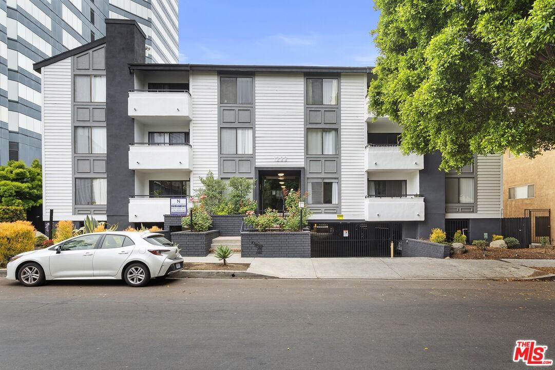 1226 Amherst Ave #1226-103 - Photo 3 of 5