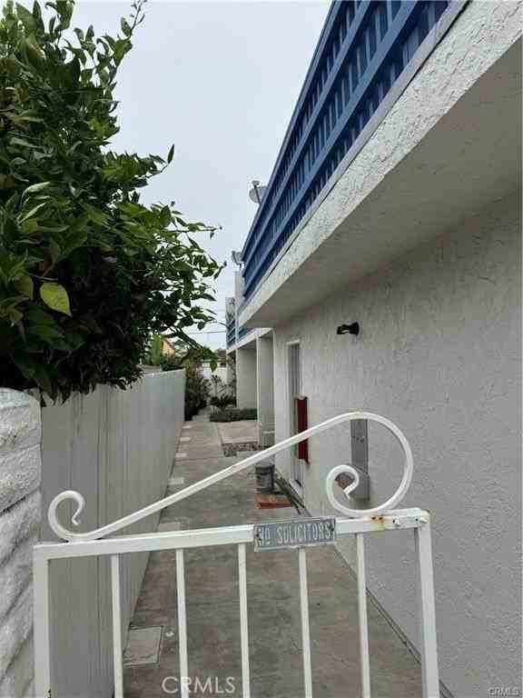 156 W Mariposa Apt 3 #156 - Photo 3 of 18