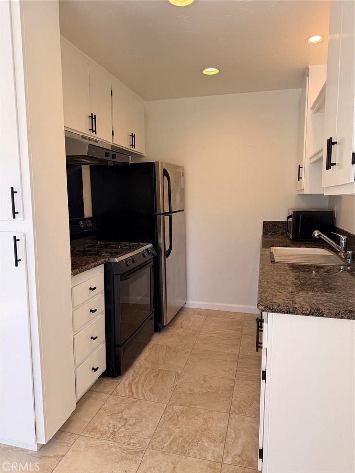 156 W Mariposa Apt 3 #156 - Photo 5 of 18