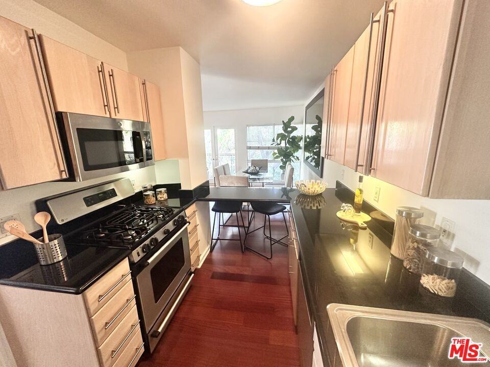 330 S Barrington Ave #330-307 - Photo 7 of 15