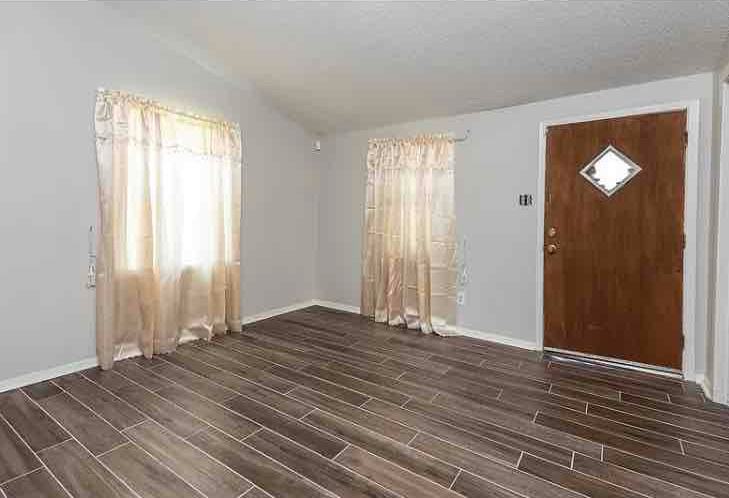 583 Bonnell Ave - Photo 3 of 10