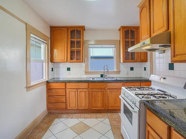 315 E 15th St #319 - Photo 4 of 10