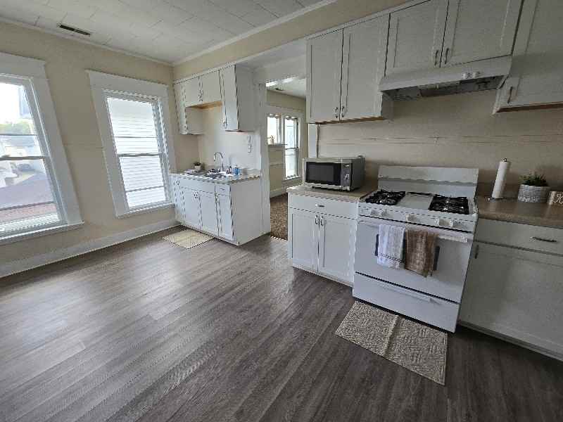 718 W 23rd St - Photo 2 of 10