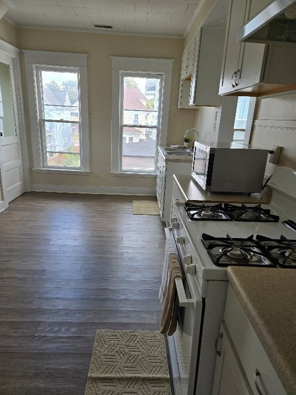 718 W 23rd St - Photo 3 of 10