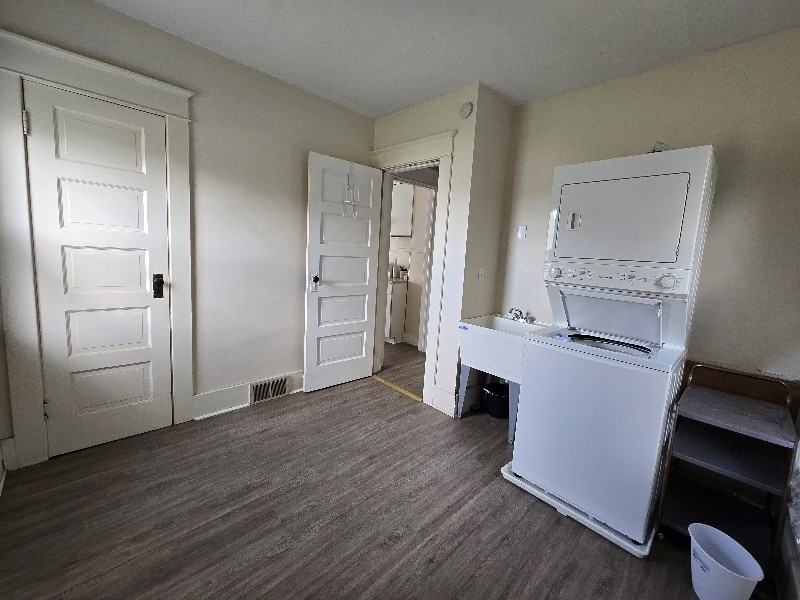 718 W 23rd St - Photo 4 of 10