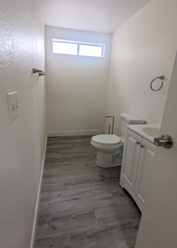 927 Freeman Ave - Photo 7 of 15