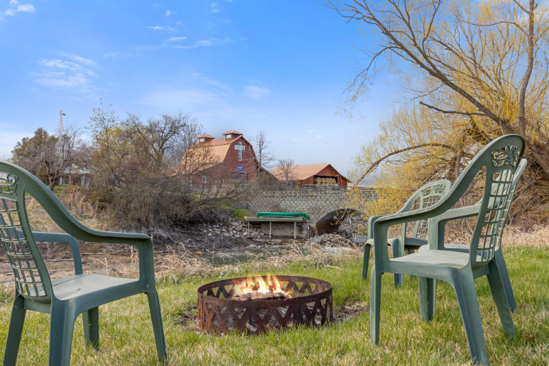 670 Riverside Rd - Photo 2 of 16