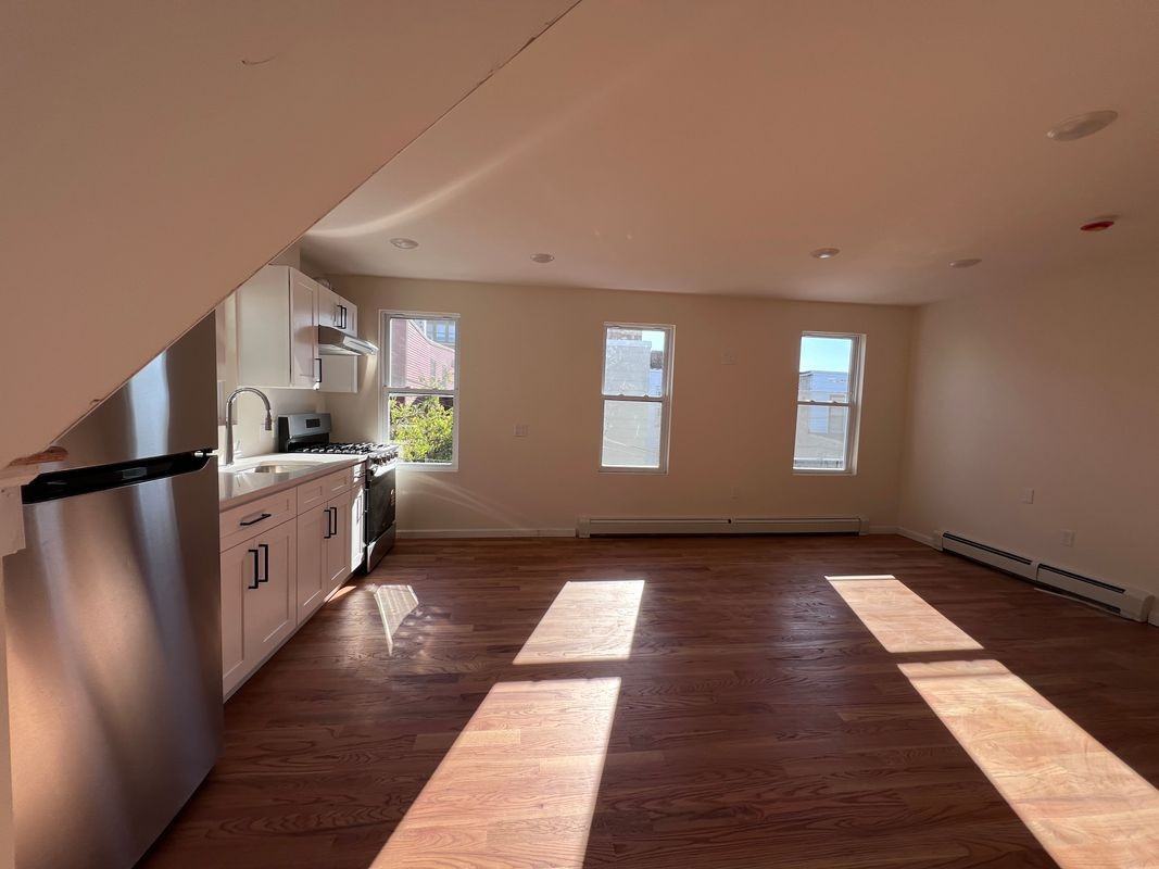 409 41st St ##B3 - Photo 2 of 16