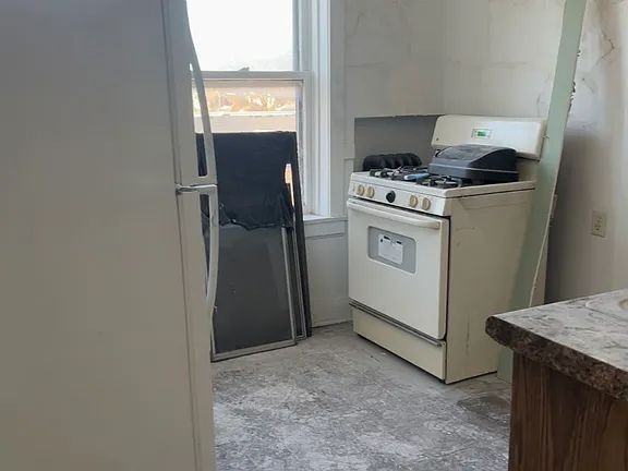 4832 W Montrose Ave - Photo 6 of 10