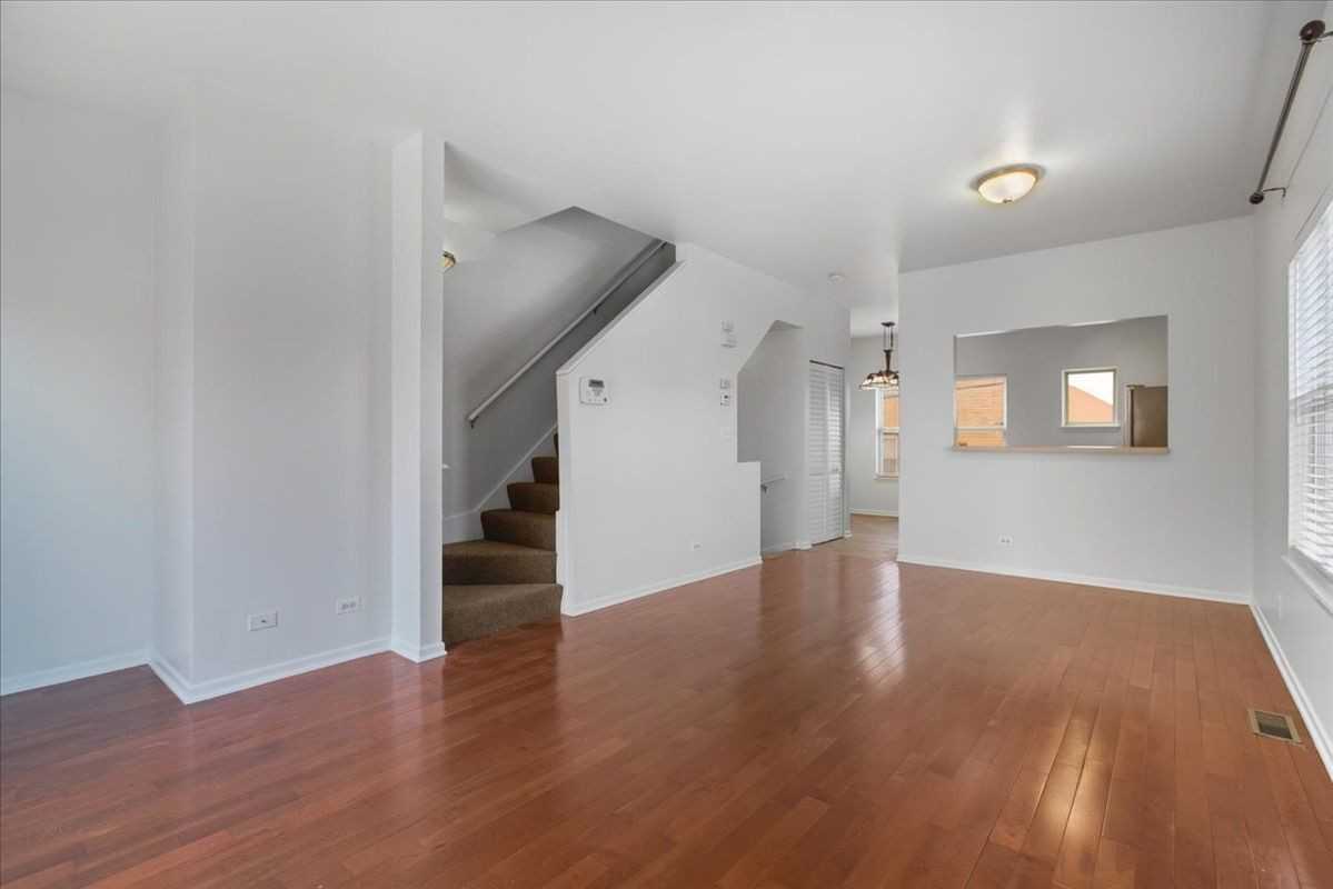 4530 S Woodlawn Ave - Photo 2 of 16