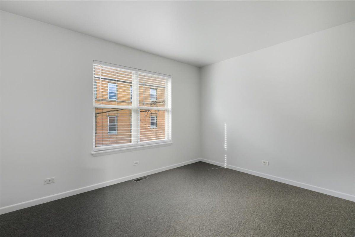 4530 S Woodlawn Ave - Photo 4 of 16