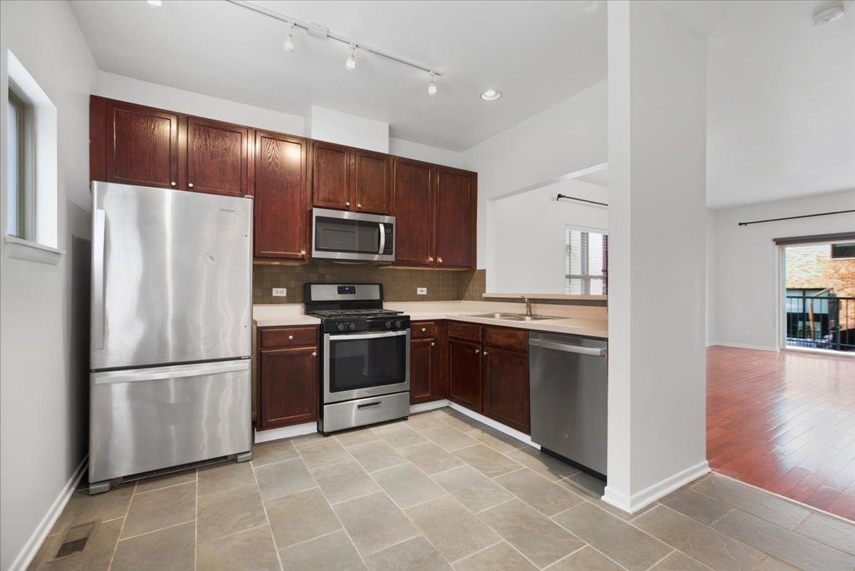 4530 S Woodlawn Ave - Photo 5 of 16