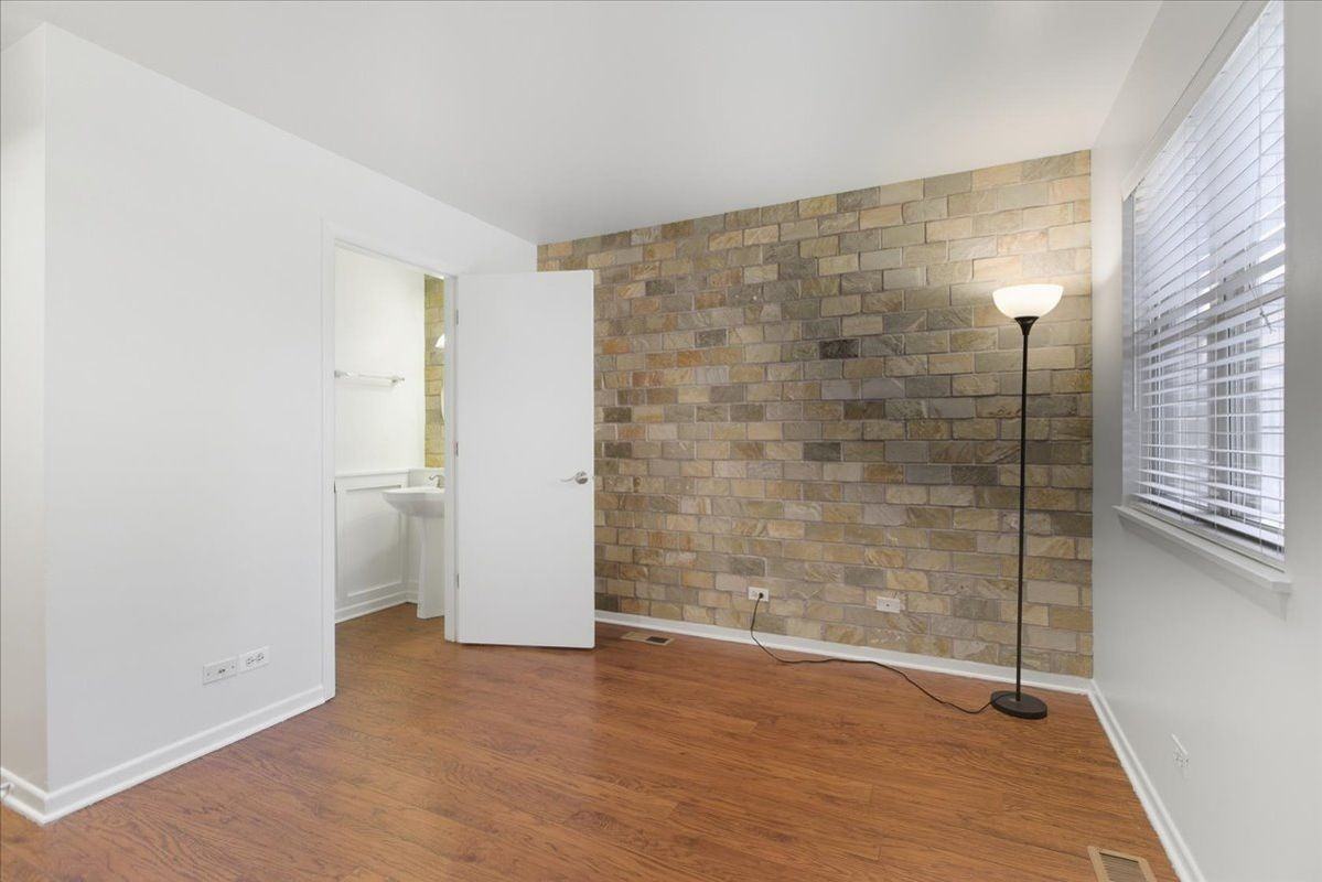 4530 S Woodlawn Ave - Photo 6 of 16