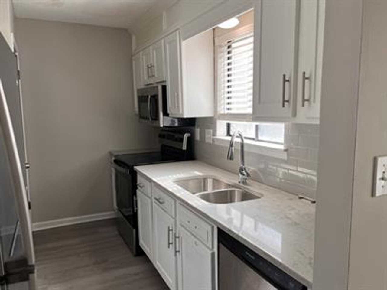 343 Autumn Ln - Photo 4 of 15