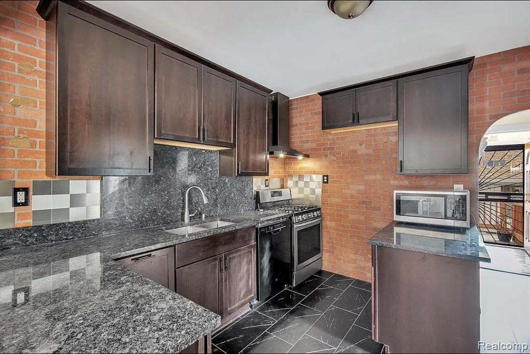 2078 Belmont St #1 - Photo 4 of 18