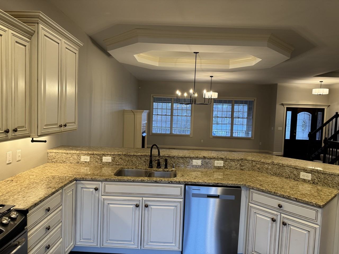 512 S Grand Ave - Photo 7 of 37